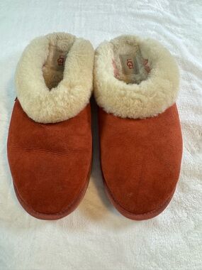 UGG CLUGGETTE Slip on Shearling Lines Moccasin Slippers. Size 9 Indoor/ outdoor